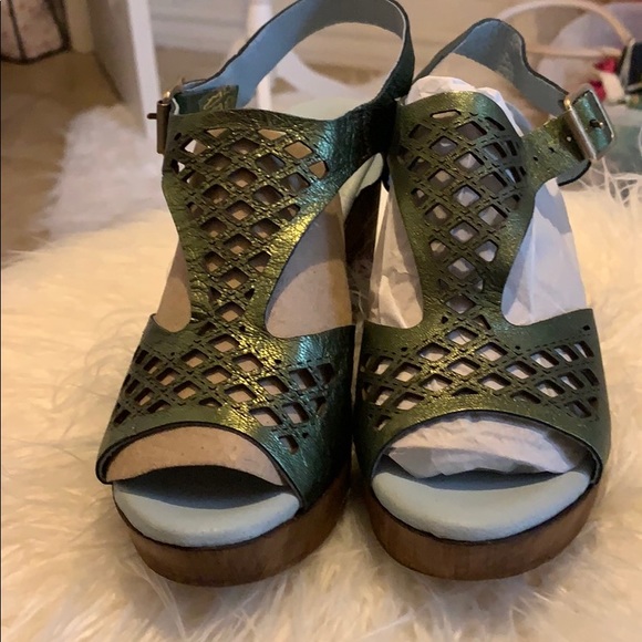 Metallic Clog Sandals - Picture 2 of 6